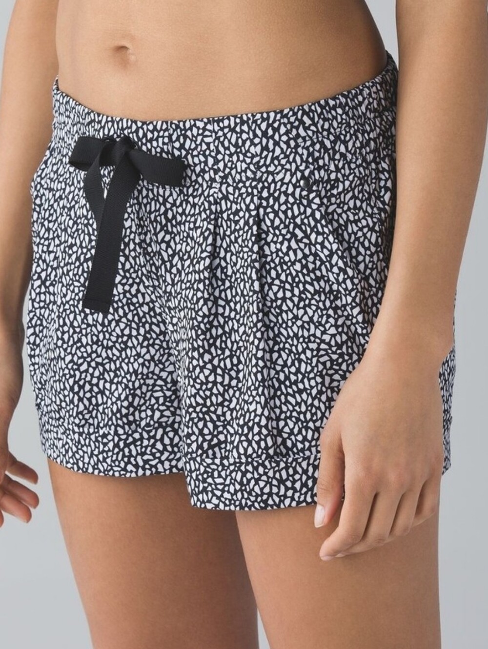 Lululemon Spring Break Away Short Miss Mosaic Black 6 Linerless Cuffed Hem